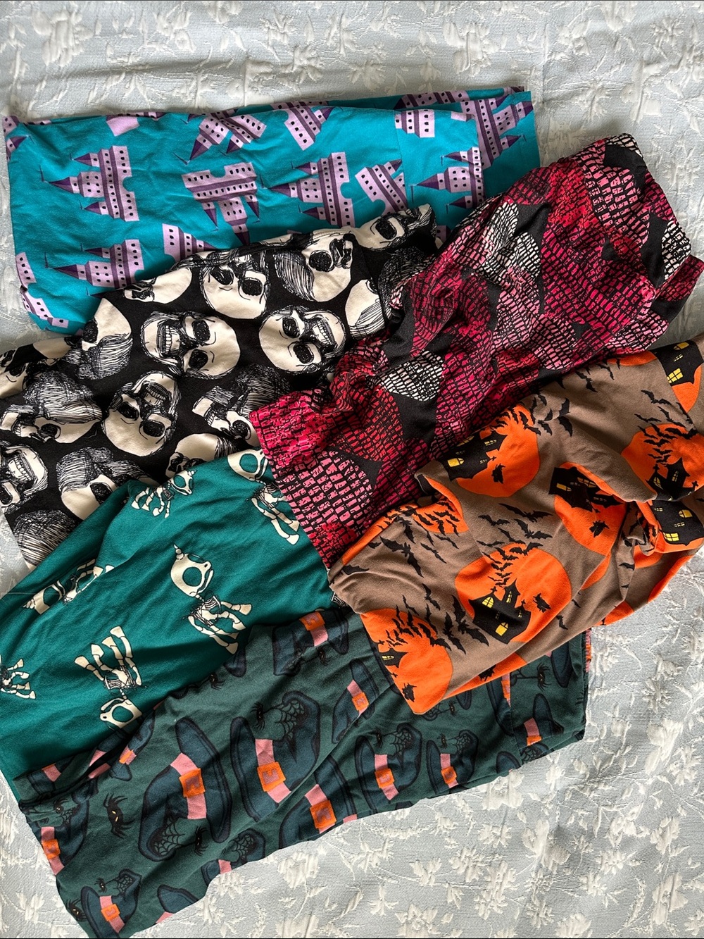 LuLaRoe Black and Cream Skull Print Leggings